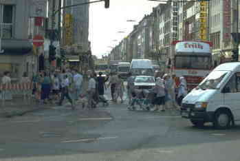 Frankfurter Stra&szlig;e: Dichter Autoverkehr, L&auml;rm und Abgase!